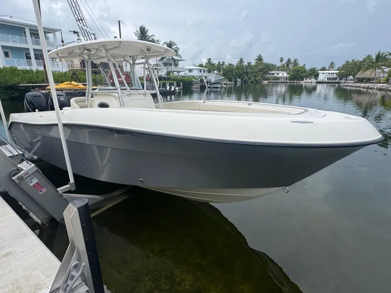 The Image of 2006 Hydra-Sports Vector 2900 CC boat docked by waterfront homes. - 1