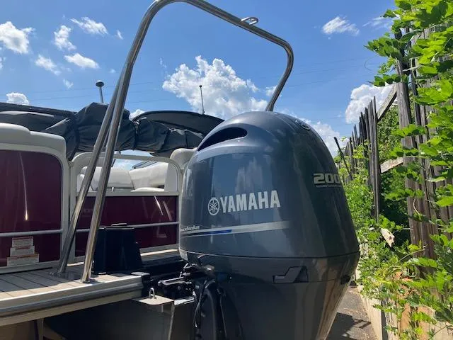 Slide: The Image of 2021 G3 Suncatcher Fusion 322RC boat with Yamaha 200 engine, sunny day background. - 9