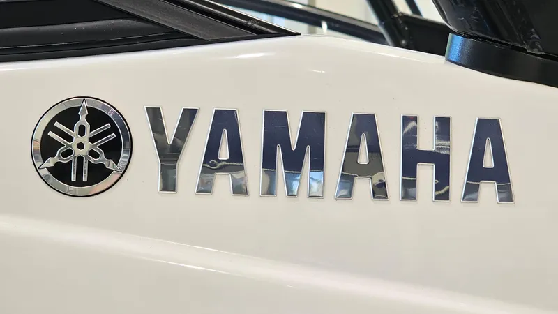 Slide: The Image of Yamaha logo on 2017 AR195 boat, showcasing brand emblem and name in metallic finish. - 27