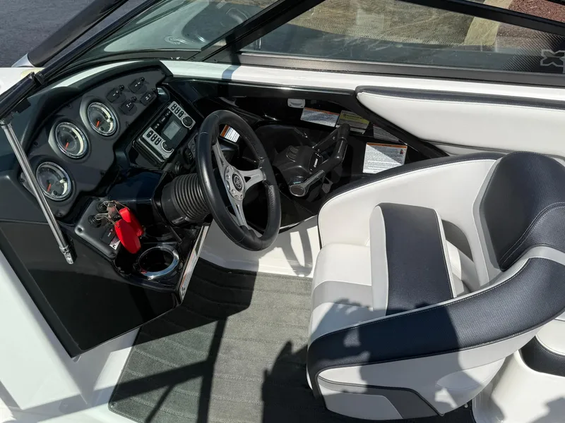 Slide: The Image of 2016 Yamaha Boats 212X cockpit with steering wheel and control panel. - 14
