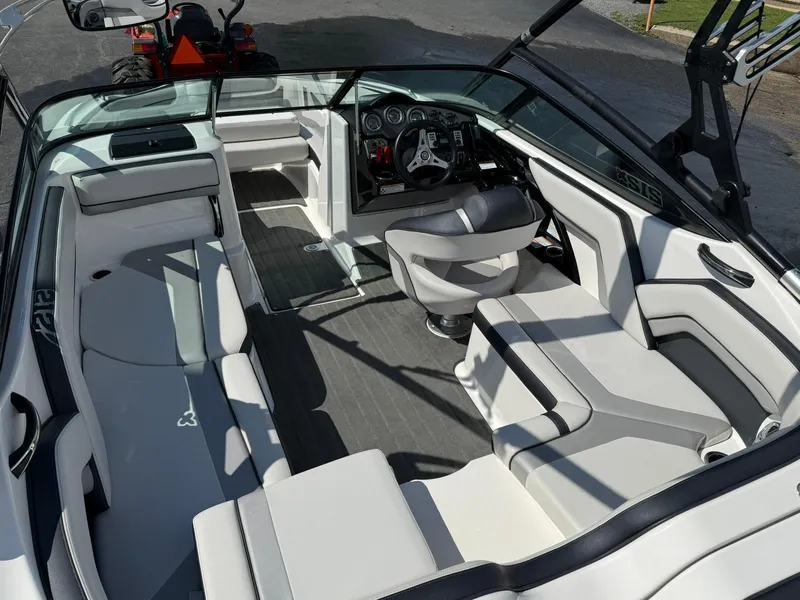 Slide: The Image of 2016 Yamaha Boats 212X interior with sleek seating and modern dashboard design. - 8