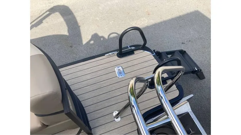 Slide: The Image of Starcraft EXS 1 2026 boat deck with stainless steel ladder and seating. - 5