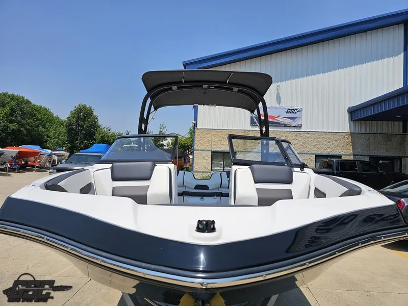 Slide: The Image of 2022 Yamaha Boats 195S with sleek design, displayed outdoors under clear blue sky. - 10