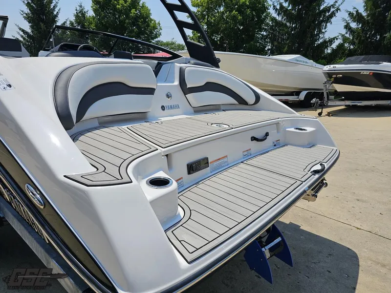 Slide: The Image of 2022 Yamaha Boats 195S with sleek deck design and comfortable seating. - 24