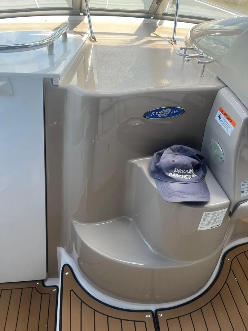 Slide: The Image of 2007 Four Winns 258 Vista boat interior with a "Dream Catcher" cap on the step. - 6