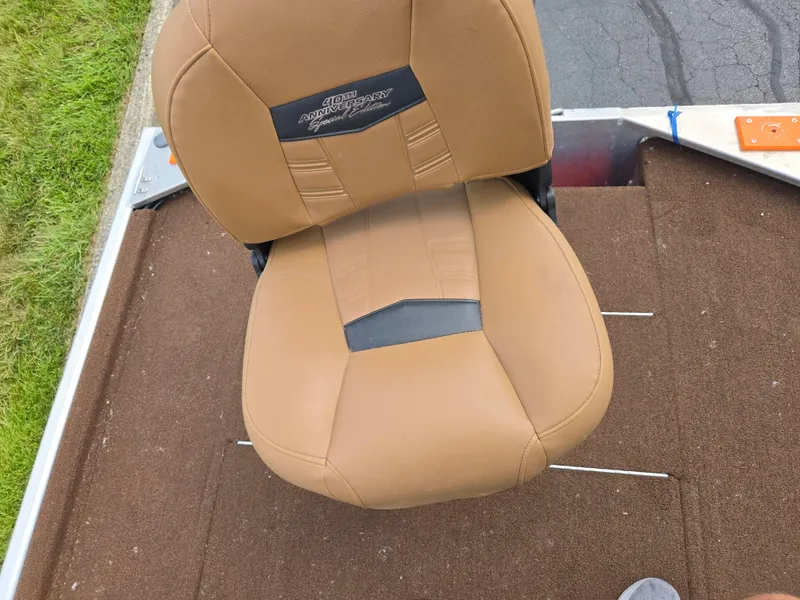 Slide: The Image of Tan seat on 2018 Tracker Bass Tracker 40th Anniversary Heritage Edition boat. - 21