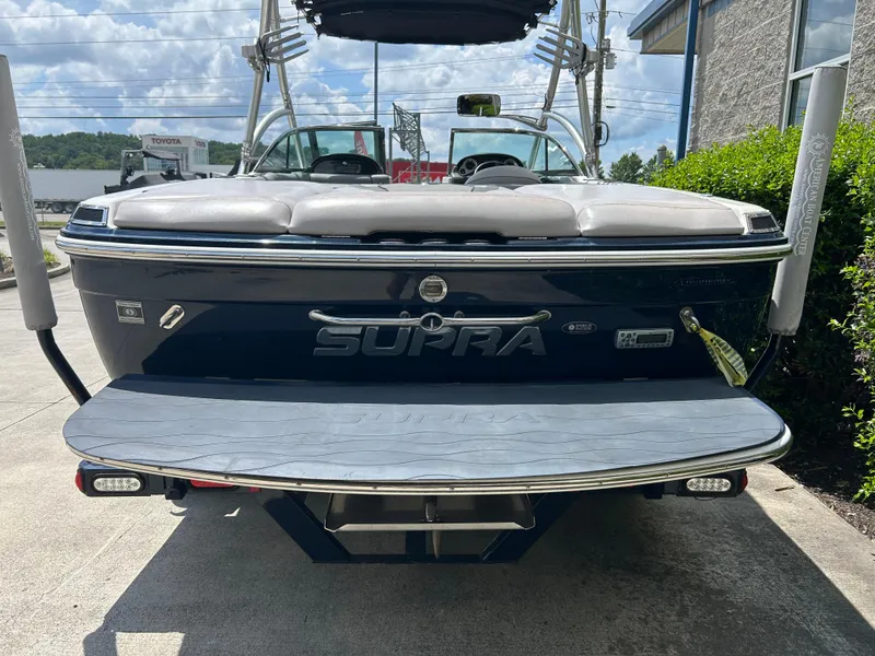 Slide: The Image of 2010 Supra Launch 21 V boat rear view with swim platform and tower. - 4
