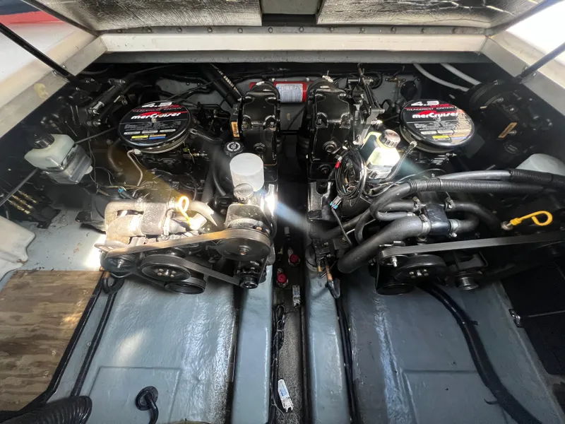 Slide: The Image of Engine of a 1998 Sea Ray 290 Sundancer with MerCruiser 4.3L V6. - 18