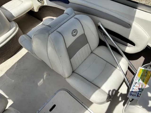 Slide: The Image of 2006 Stingray 185 LS/LX boat interior with white and gray seating. - 11