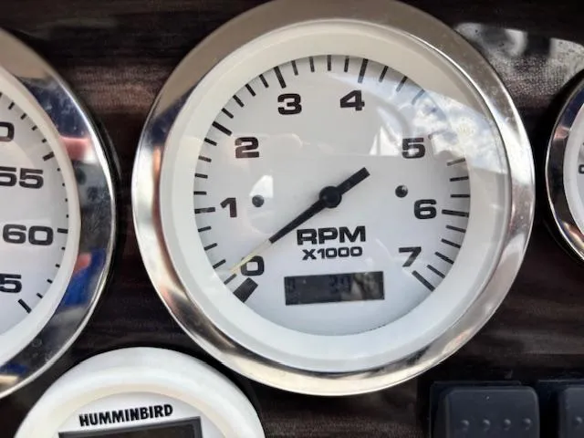 Slide: The Image of Tachometer of 2006 Stingray 185 LS/LX boat showing RPM reading. - 13