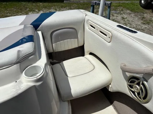 Slide: The Image of 2006 Stingray 185 LS/LX boat interior with white seating and cup holder. - 15