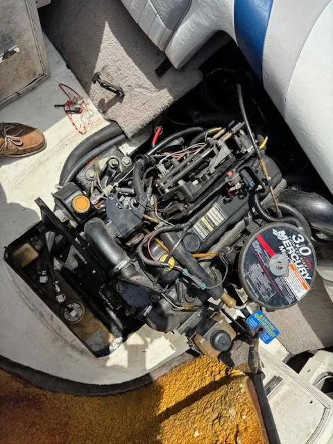 Slide: The Image of 2006 Stingray 185 LS/LX boat engine, detailed view of components and wiring. - 17