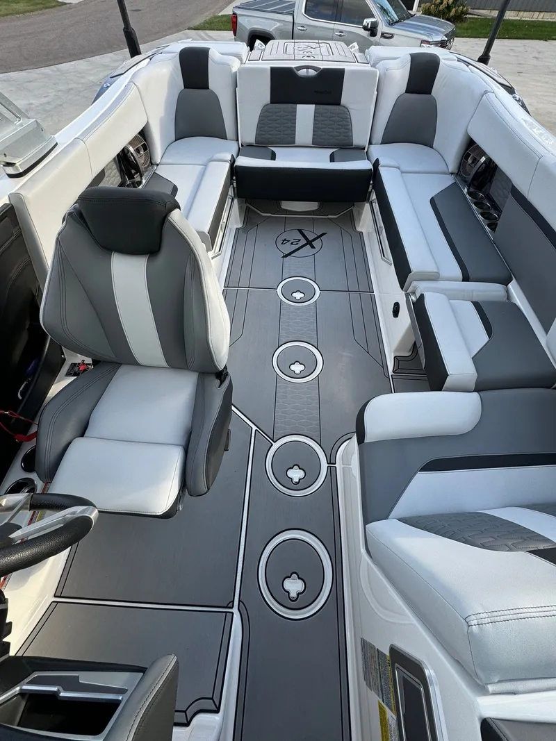 Slide: The Image of MasterCraft X24 2019 - 11