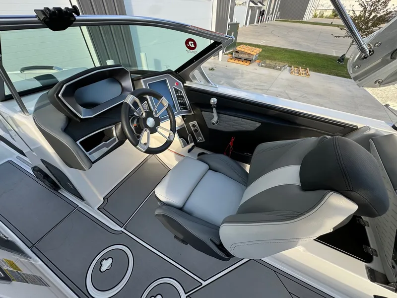 Slide: The Image of MasterCraft X24 2019 - 15