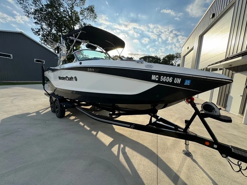 Slide: The Image of MasterCraft X24 2019 - 3