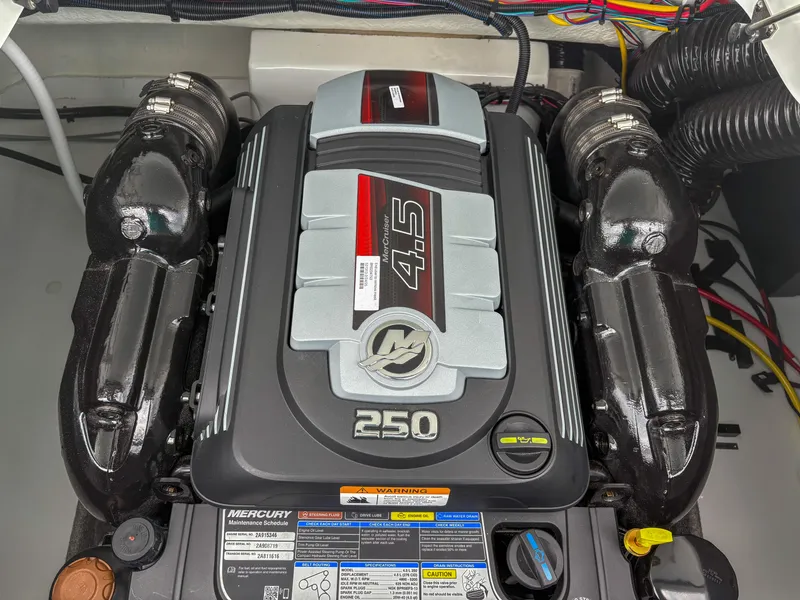 Slide: The Image of 2026 Four Winns H2 Freedom engine, featuring a 4.5L MerCruiser 250 horsepower motor. - 10