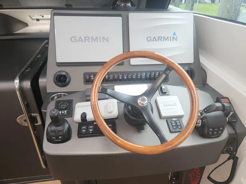 Slide: The Image of Helm of 2015 Jupiter 41 SB with Garmin displays and wooden steering wheel. - 48