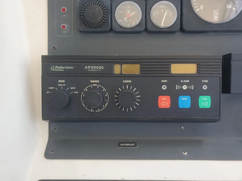 Slide: The Image of Autopilot control panel on 1988 Tiara Yachts 2700 Open, featuring Robertson AP200DL system. - 14