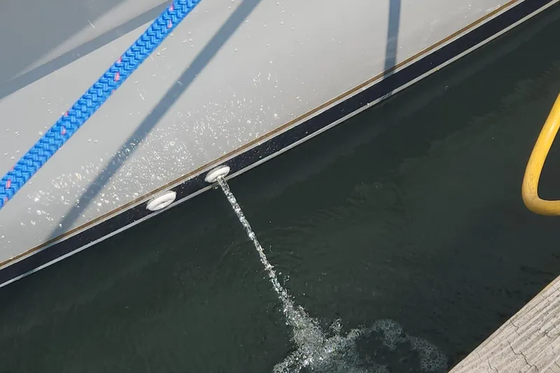 Slide: The Image of 1988 Tiara Yachts 2700 Open with water draining from hull, blue rope visible. - 25