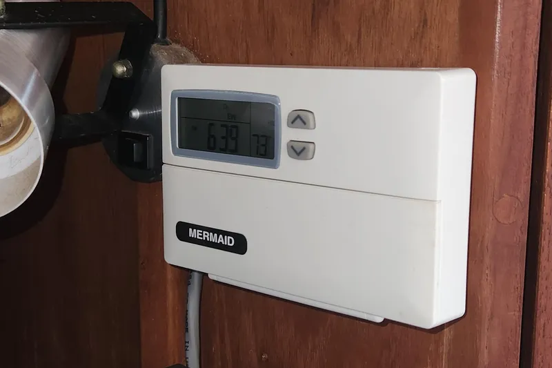 Slide: The Image of Thermostat on 1988 Tiara Yachts 2700 Open, displaying temperature settings. - 29