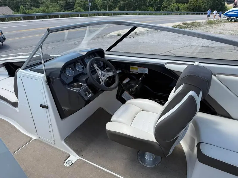 Slide: The Image of Yamaha 242 LTD S 2015 - 8