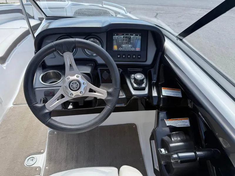 Slide: The Image of Yamaha 242 LTD S 2015 - 9