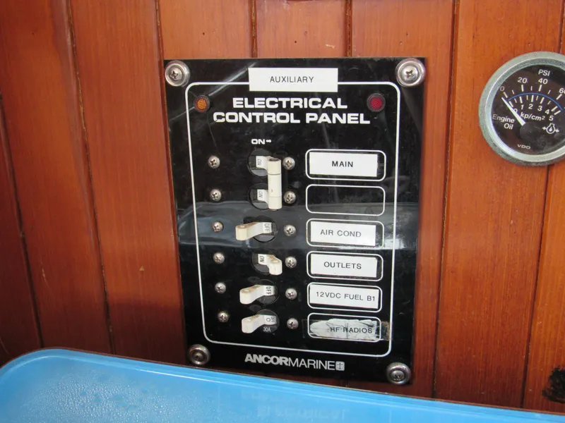 Slide: The Image of Island Trader 40 Motor Sailor 1982 - 17