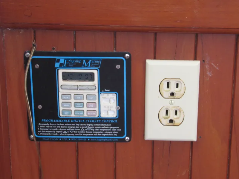 Slide: The Image of Island Trader 40 Motor Sailor 1982 - 24