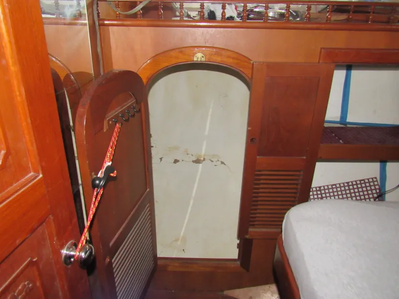 Slide: The Image of Island Trader 40 Motor Sailor 1982 - 50