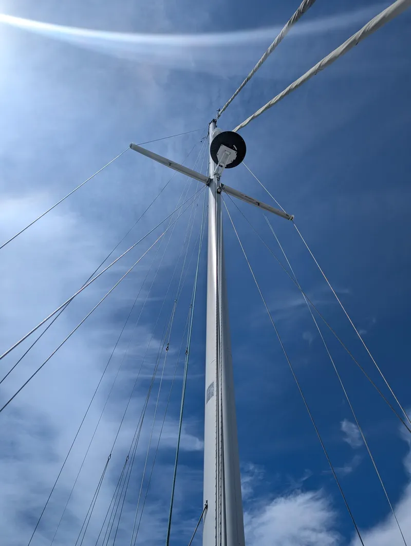 Slide: The Image of Mast of 1994 Island Packet 35 sailboat against a clear blue sky. - 20