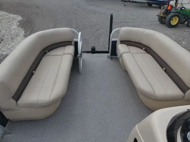 Slide: The Image of Sun Tracker Party Barge 18 DLX 2019 - 14