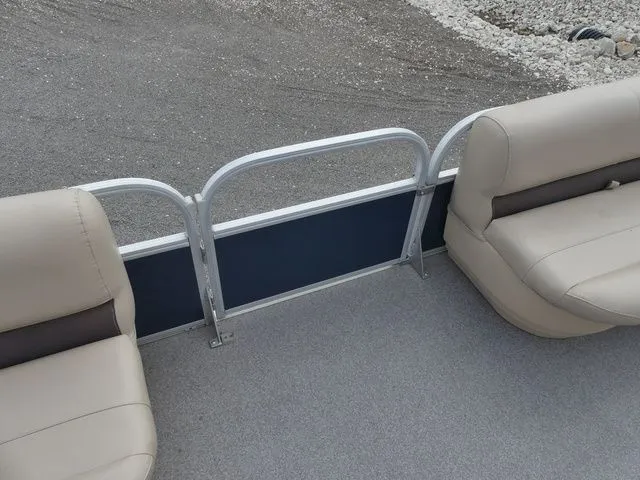 Slide: The Image of Sun Tracker Party Barge 18 DLX 2019 - 15