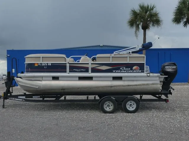 Slide: The Image of Sun Tracker Party Barge 18 DLX 2019 - 7