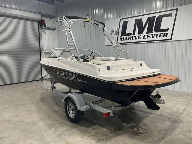 Slide: The Image of Bayliner 185 Bowrider 2015 - 10