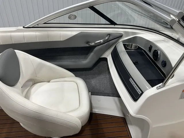 Slide: The Image of Bayliner 185 Bowrider 2015 - 12