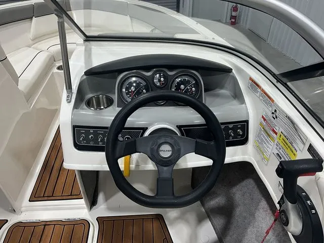 Slide: The Image of Bayliner 185 Bowrider 2015 - 17