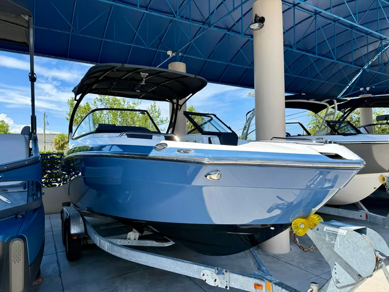 The Image of 2018 Yamaha Boats 242 Limited S E-Series in showroom, blue hull, on trailer. - 0