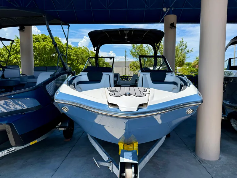 Slide: The Image of 2018 Yamaha Boats 242 Limited S E-Series displayed in a showroom. - 1