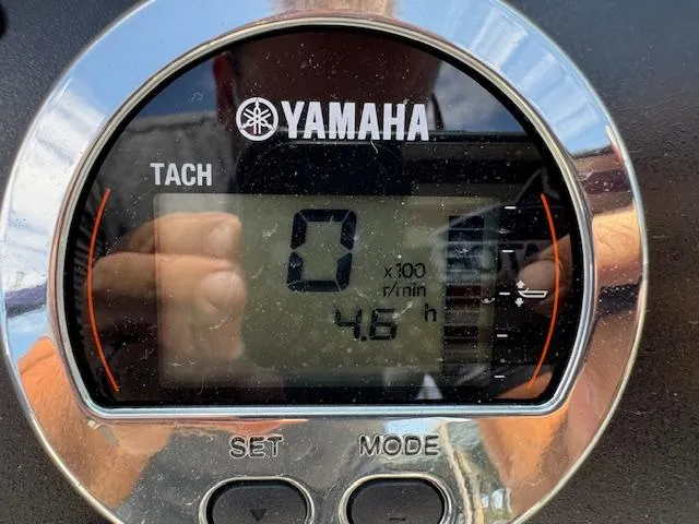 Slide: The Image of Yamaha tachometer display on 2024 Robalo R207 Dual Console boat, showing 0 RPM and 4.6 hours. - 15