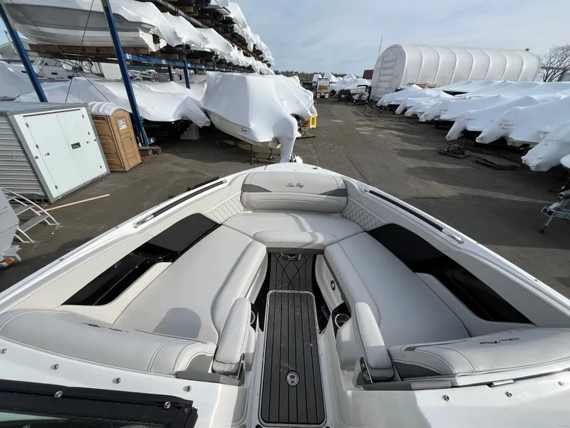Slide: The Image of Sea Ray SLX 280 Outboard 2026 - 15