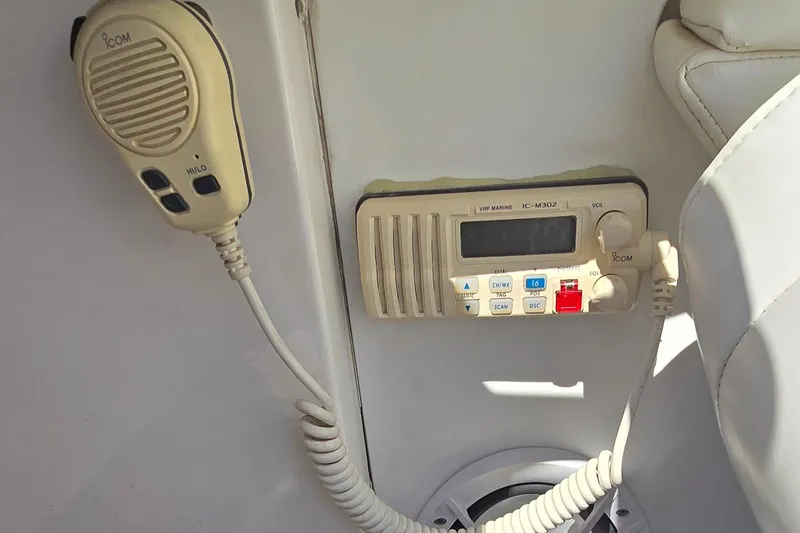 Slide: The Image of VHF marine radio and microphone on a 2007 Fountain 42 Executioner boat. - 14