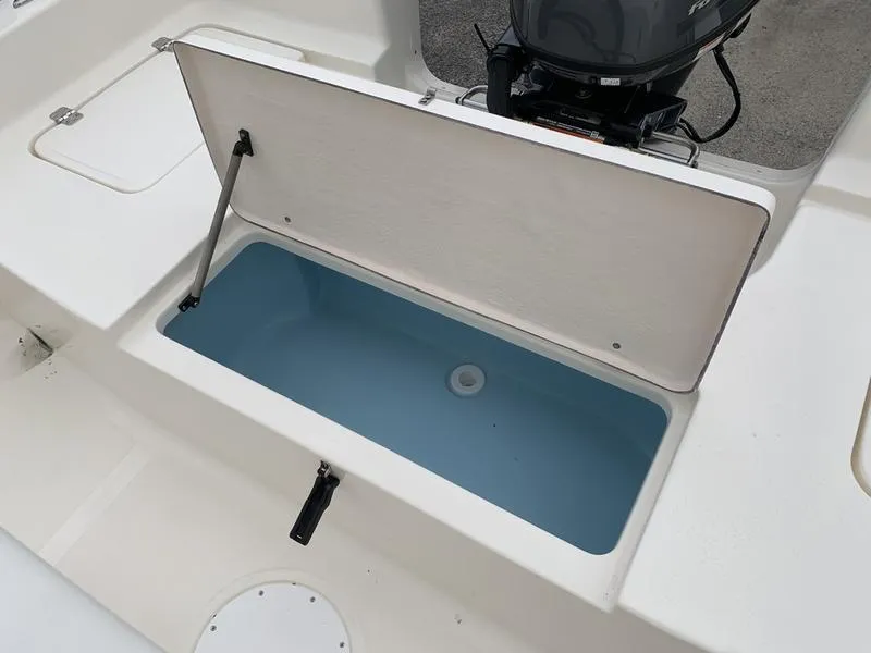 Slide: The Image of Bulls Bay 2000 boat, 2026 model, featuring a Yamaha 115 four-stroke engine. - 10