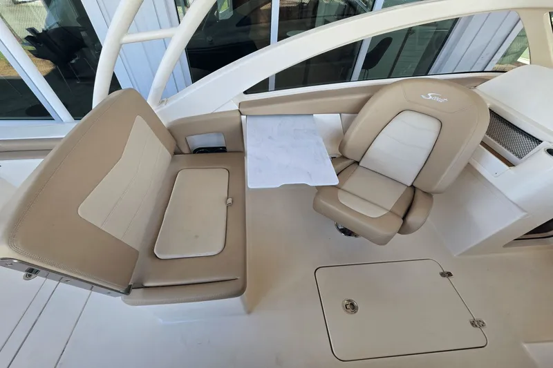 Slide: The Image of Scout 240 Dorado 2022 - 10