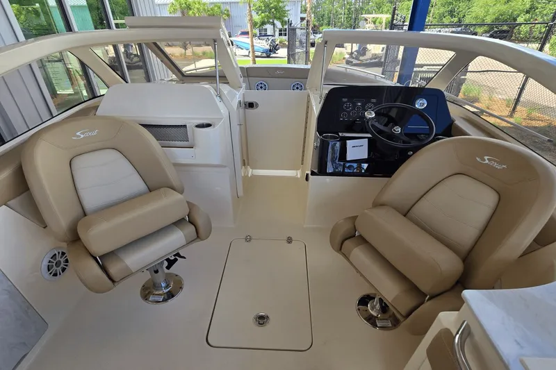 Slide: The Image of Scout 240 Dorado 2022 - 13