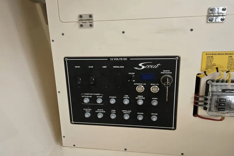 Slide: The Image of Scout 240 Dorado 2022 - 20