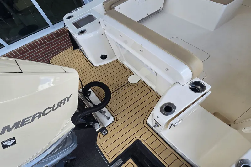 Slide: The Image of Scout 240 Dorado 2022 - 4