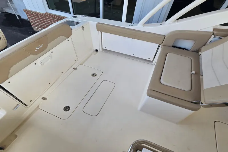 Slide: The Image of Scout 240 Dorado 2022 - 5