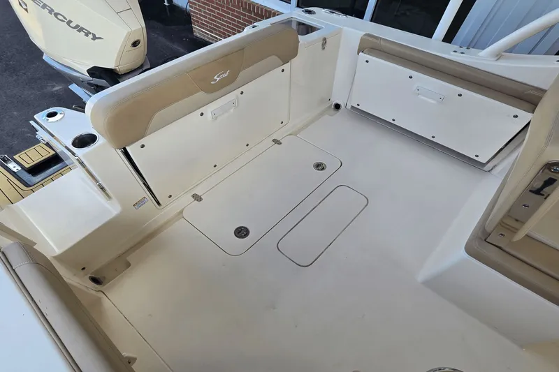 Slide: The Image of Scout 240 Dorado 2022 - 6