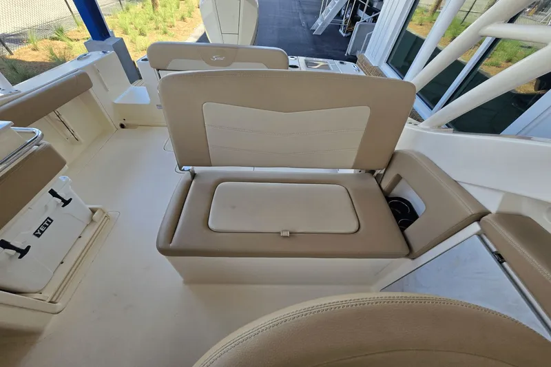 Slide: The Image of Scout 240 Dorado 2022 - 8