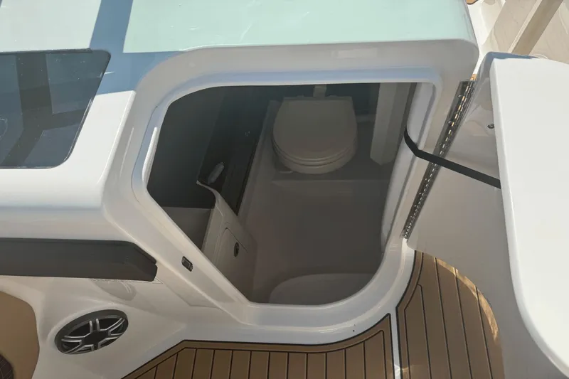 Slide: The Image of Sea Ray SDX 290 2026 - 32